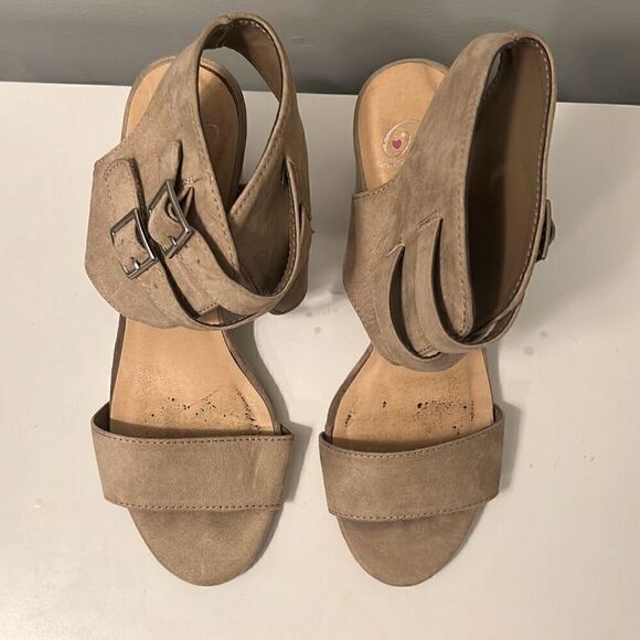 Heart in D Women's Taupe Suede Double Ankle Strap Block Heel Sandal Size 8 - Picture 7 of 14